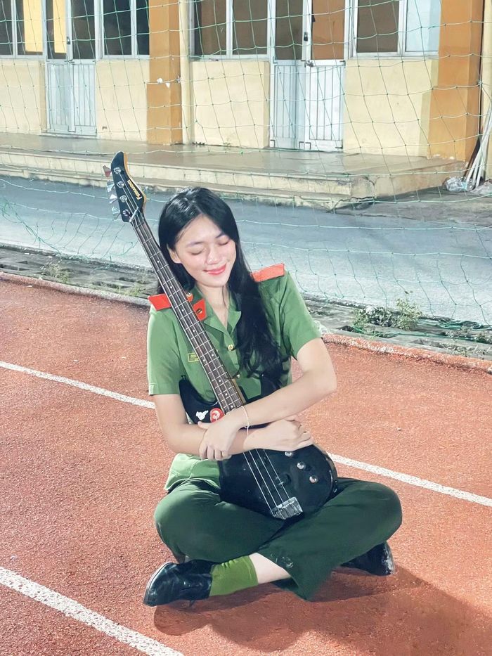 Với Yến Nhi, nghệ thuật không chỉ giúp cô giải tỏa áp lực sau những giờ rèn luyện, mà còn làm nên một hình ảnh sinh viên An ninh nhân dân trẻ trung, gần gũi và giàu năng lượng.