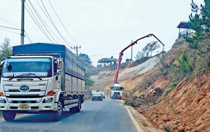 Thi công sửa chữa điểm sạt lở trên quốc lộ 20 qua phường Xuân Trường - Đà Lạt (tỉnh Lâm Đồng) (ẢNH: ĐOÀN KIÊN)
