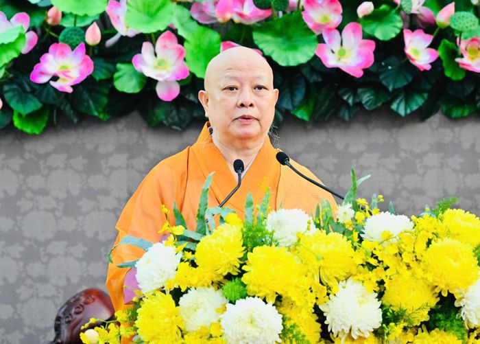  Hòa thượng Thích Lệ Trang đọc diễn văn Phật đản Phật lịch 2570. Ảnh: VIỆT DŨNG 