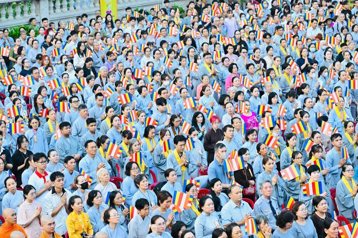  Hàng ngàn đồng bào phật tử về dự Đại lễ tại Việt Nam Quốc Tự. Ảnh: VIỆT DŨNG 