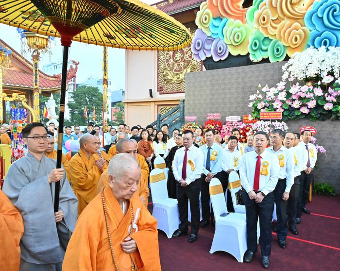  Cung thỉnh chư tôn đức giáo phẩm quang lâm lễ đài. Ảnh: VIỆT DŨNG 