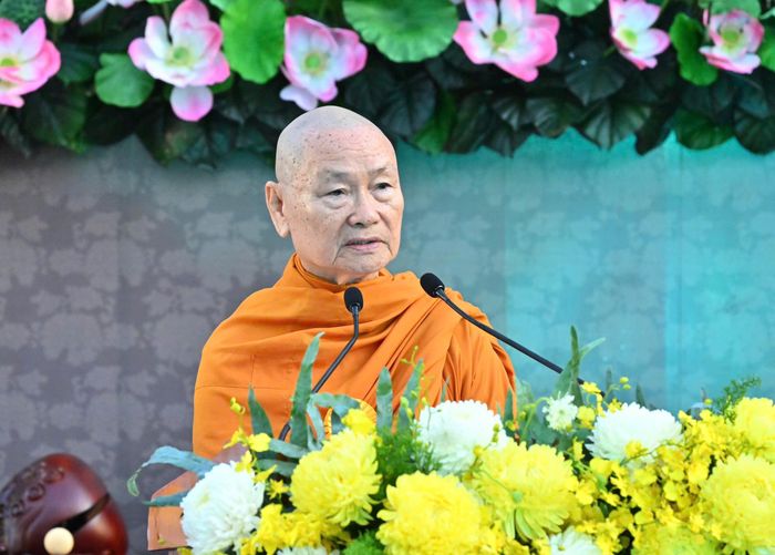  Trưởng lão Hòa thượng Viên Minh đọc thông điệp Đại lễ Phật đản Phật lịch 2570. Ảnh: VIỆT DŨNG 