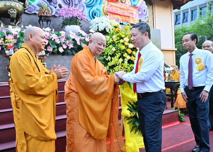  Lãnh đạo TPHCM chúc mừng đại lễ. Ảnh: VIỆT DŨNG 