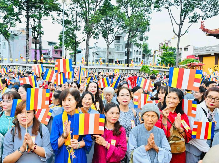  Hàng ngàn đồng bào phật tử về dự Đại lễ tại Việt Nam Quốc Tự. Ảnh: VIỆT DŨNG 