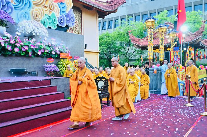  Đại lão Hòa thượng Thích Trí Quảng cùng chư tôn đức giáo phẩm dự đại lễ. Ảnh: VIỆT DŨNG 