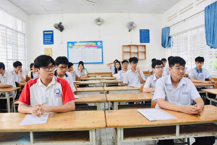  Thí sinh làm thủ tục dự thi tuyển sinh lớp 10 
