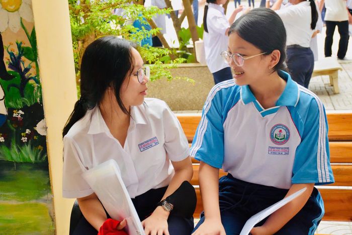  Nhiều thí sinh có mặt tại điểm thi từ sớm 