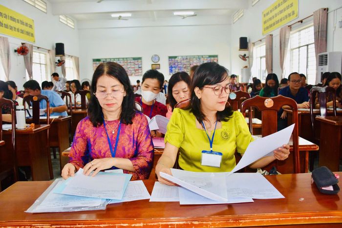  Cán bộ coi thi kiểm tra, rà soát hồ sơ thí sinh. 