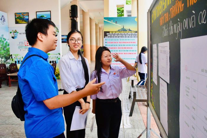  Các tình nguyện viên hỗ trợ thí sinh 