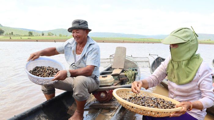  Niềm vui của người dân sau chuyến cào hến. Ảnh: HỮU PHÚC 