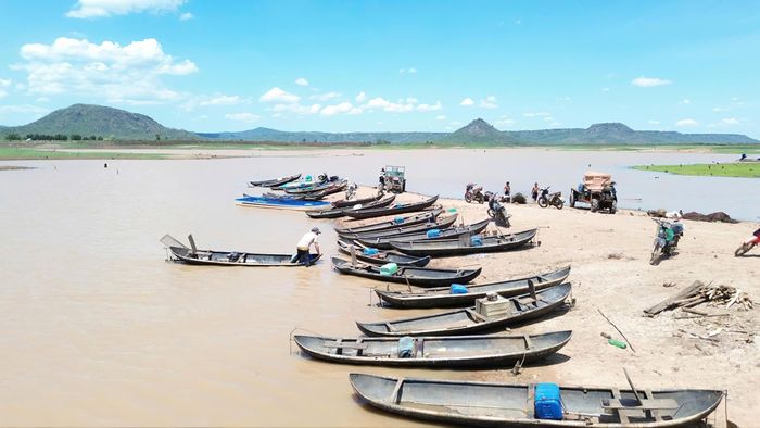  Hồ Ayun Hạ mùa nước cạn. Ảnh: HỮU PHÚC 