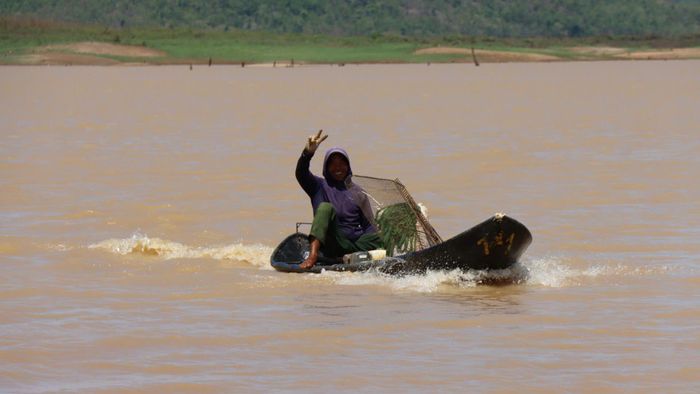  Người dân vui mừng trở về điểm tập kết sau chuyến đi cào hến. Ảnh: HỮU PHÚC 