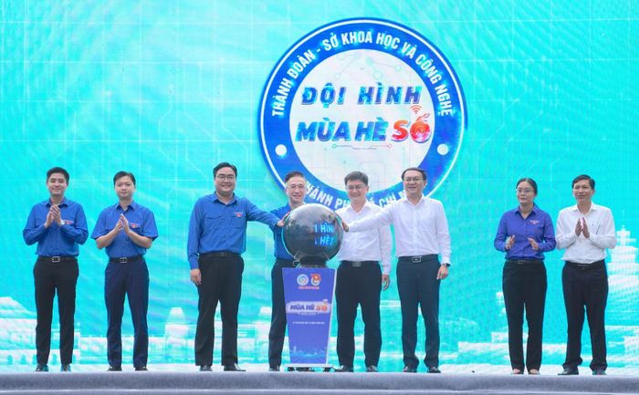  Các đại biểu nhấn nút khởi động Đội hình mùa hè số. Ảnh: QUANG HUY 