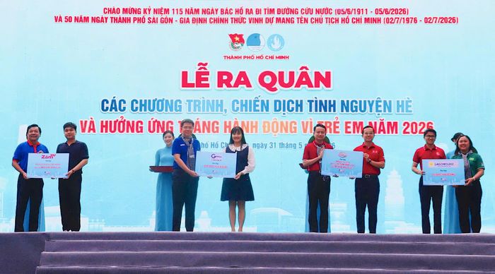  Các đơn vị trao kinh phí, hiện vật hỗ trợ chương trình. Ảnh: CẨM TUYẾT 