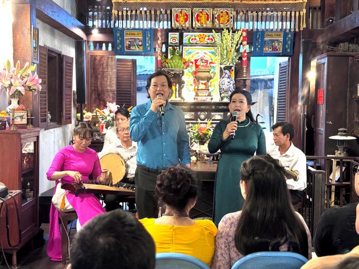 Biểu diễn Đờn ca tài tử tại không gian Bảo tàng Biệt động Sài Gòn - Gia Định (phường Tân Định, TPHCM) đầu năm 2026, thu hút đông đảo du khách