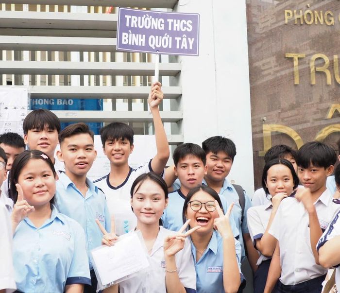  Học sinh Trường THCS Bình Quới Tây tự tin trước giờ làm thủ tục dự thi. Ảnh: THU TÂM 