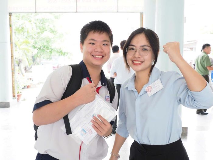  Học sinh Trường THCS Đống Đa thoải mái, tự tin trước giờ làm thủ tục dự thi. Ảnh: THU TÂM 