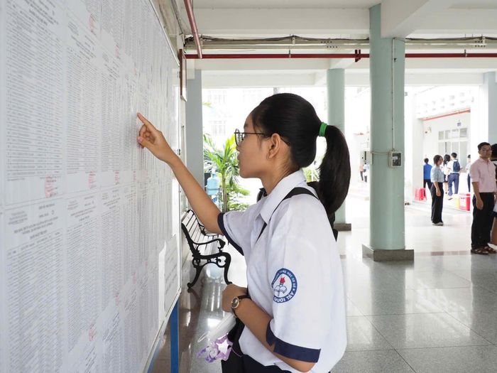  Một thí sinh cẩn thận xem lại danh sách phòng thi. Ảnh: THU TÂM 