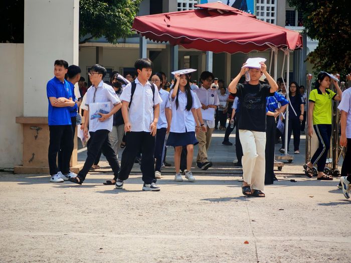  Thí sinh Hà Nội đã hoàn thành bài thi môn Toán - môn thi cuối cùng của kỳ thi tuyển sinh vào lớp 10 THPT công lập không chuyên năm học 2026-2027. Ảnh: TRẦN LƯU 