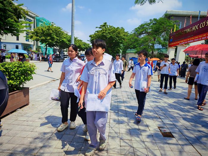  Thí sinh Hà Nội đã hoàn thành bài thi môn Toán - môn thi cuối cùng của kỳ thi tuyển sinh vào lớp 10 THPT công lập không chuyên năm học 2026-2027. Ảnh: TRẦN LƯU 
