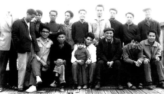 GS Lê Văn Thiêm và nhóm nghiên cứu Toán (chụp trên sân thượng nhà 39 Trần Hưng Đạo, tháng 1/1969). Ảnh: Tia Sáng.