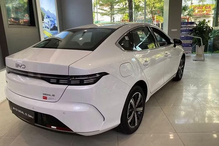 Xe được bảo hành trong 6 năm hoặc 150.000 km, tùy mốc nào đến trước. Trong khi đó, pin và mô-tơ điện có thời gian bảo hành riêng lên tới 8 năm hoặc 160.000 km.
