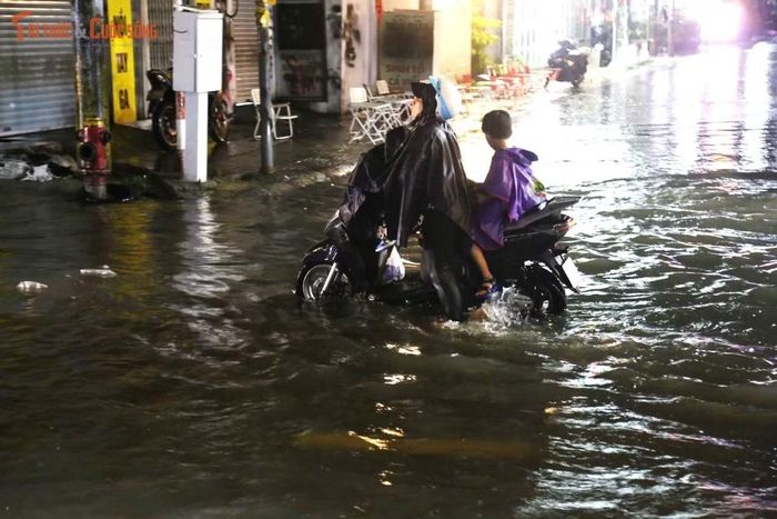 Nhiều người rơi vào tình thế “tiến thoái lưỡng nan” khi nước ngập sâu giữa đường Bình Trị Đông. Quay đầu không được, tiếp tục di chuyển cũng lo xe chết máy giữa dòng nước.
