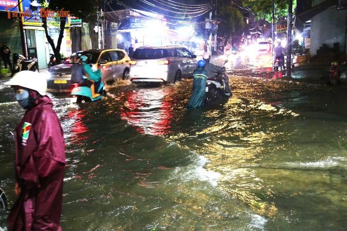Nhiều phương tiện bị chết máy khi lưu thông qua tuyến đường ngập. Nhiều người phải dắt bộ trong làn nước đục ngầu. Mỗi khi ô tô chạy qua lại tạo thành những đợt sóng lớn tạt nước tung tóe lên người đi đường.