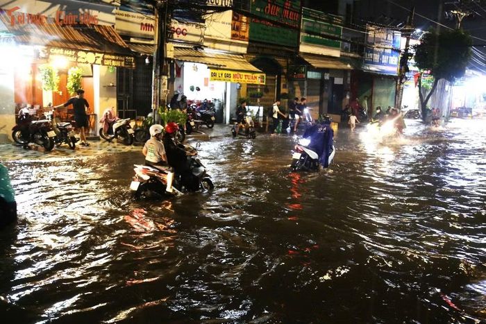 Biển nước trên đường Bình Trị Đông sau cơn mưa tối 30/5 khiến việc lưu thông qua khu vực gặp nhiều khó khăn.