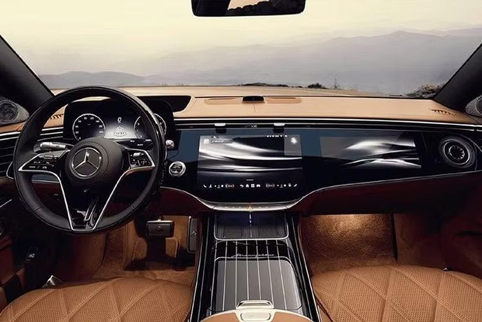 Tương tự ngoại thất, nội thất của mẫu xe sedan hạng sang Mercedes-Maybach S-Class 2026 ở Thái Lan cũng được nâng cấp ở mặt táp-lô với màn hình MBUX Superscreen. Xe được trang bị bảng đồng hồ kỹ thuật số 12,3 inch và màn hình cảm ứng trung tâm OLED 14,4 inch.