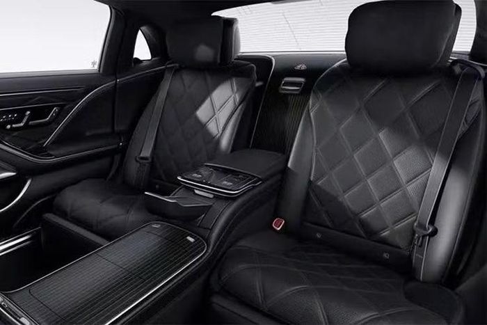 Riêng Mercedes-Maybach S 580 e Night Series 2026 sở hữu những chi tiết ngoại thất độc quyền như gói trang trí Dark Shadow Gloss màu đen bóng. Gói này bao gồm lưới tản nhiệt, cản trước/sau, tay nắm cửa, logo Maybach trên cột C, ốp gương chiếu hậu, ống xả và cột B đều sơn màu đen.