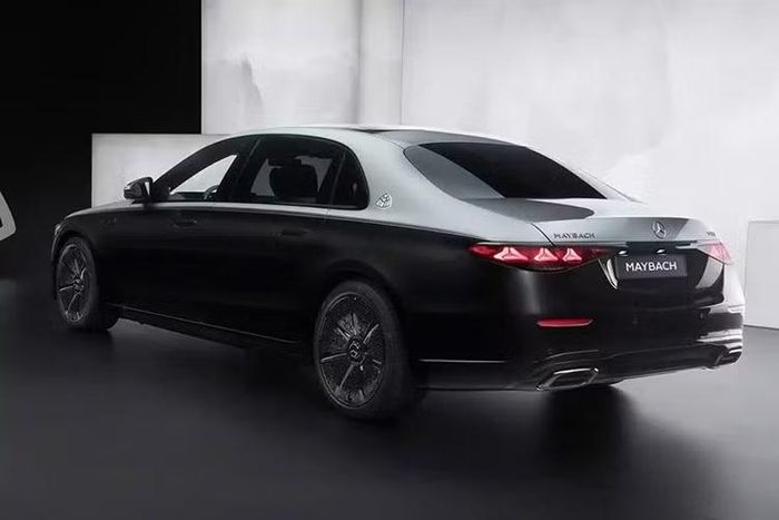 Hai con số tương ứng của mô-tơ điện là 163 mã lực và 480 Nm. Nhờ đó, xe có tổng công suất 585 mã lực và mô-men xoắn cực đại 750 Nm. Chưa hết, Mercedes-Maybach S-Class 2026 ở Thái Lan còn được trang bị hộp số tự động 9 cấp 9G-Tronic và hệ dẫn động 4 bánh toàn thời gian 4Matic. Xe có thể tăng tốc từ 0-100 km/h trong 4,8 giây trước khi đạt vận tốc tối đa 250 km/h.