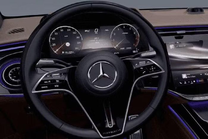Bên trong xe, Mercedes-Maybach S 580 e Night Series 2026 cũng có những trang bị nội thất riêng như ghế bọc da Maybach Exclusive Nappa Leather màu đen, ốp gỗ Manufaktur màu nâu đậm, chìa khóa màu đen bóng và ốp bệ cửa với dòng chữ Maybach Night Series phát sáng.