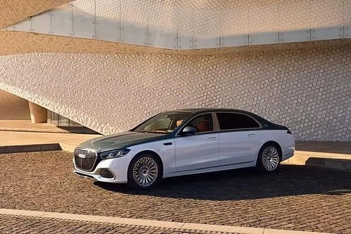 Những tính năng an toàn của xe như camera 360 độ và gói trợ lái nâng cao MB.Drive Assist, gồm cảnh báo điểm mù, hỗ trợ giữ làn đường, hỗ trợ phanh, hỗ trợ đánh lái tránh va chạm, giới hạn tốc độ, hệ thống kiểm soát hành trình thích ứng, kiểm soát khoảng cách an toàn với xe phía trước, nhận diện biển báo giao thông cũng như cảnh báo giới hạn tốc độ.