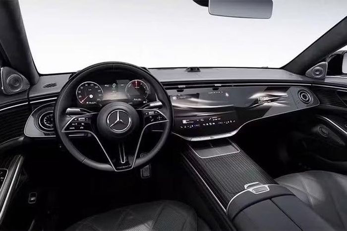 Những trang bị còn lại của Mercedes-Maybach S-Class 2026 ở Thái Lan không thay đổi, vẫn gồm màn hình hiển thị thông tin kính lái HUD, ghế chỉnh điện hoàn toàn với độ ngả 43,5 độ, bệ đỡ bắp chân chỉnh tối đa 50 độ, hệ thống massage Energizing, ghế sau sưởi/làm mát, 2 tai nghe không dây ở hàng ghế sau, hệ thống âm thanh Burmester High-End 4D Surround Sound 31 loa, công suất 1.610 W và hỗ trợ Dolby Atmos.