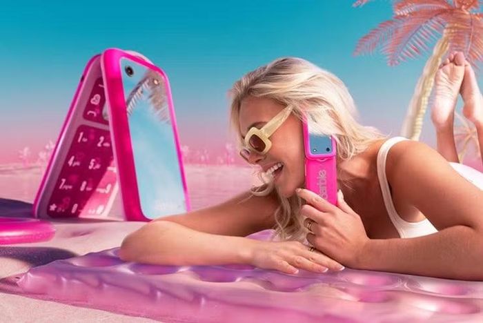 HMD Barbie Phone 4G đang trở thành tâm điểm nhờ thiết kế gập màu hồng nổi bật, giao diện mang phong cách Barbie độc đáo cùng nhiều phụ kiện cá nhân hóa dành cho người dùng yêu thích sự khác biệt.