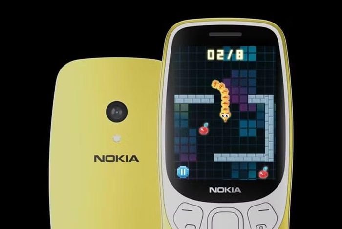 Nokia 3210 4G cũng tạo sức hút lớn khi hồi sinh thiết kế huyền thoại cuối thập niên 90 nhưng được bổ sung kết nối 4G, truy cập internet, camera 2 MP và trò chơi Rắn kinh điển gắn liền với tuổi thơ nhiều người dùng.