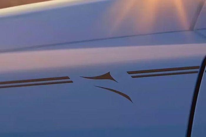 Ngoài màu sơn ngoại thất Vân Lam, Rolls-Royce Cullinan còn được áp dụng nhiều chi tiết sơn đen tương phản. Lưới tản nhiệt đặc trưng chuyển sang sử dụng công nghệ mạ crôm tối màu. Trong khi đó, các chi tiết mạ crôm ở tay nắm cửa, viền cửa sổ và cửa cốp cũng được thay bằng màu đen. Cột D và đường coachline trên sườn xe được bổ sung họa tiết “Linh hồn Tơ lụa” nhằm tạo điểm nhấn.