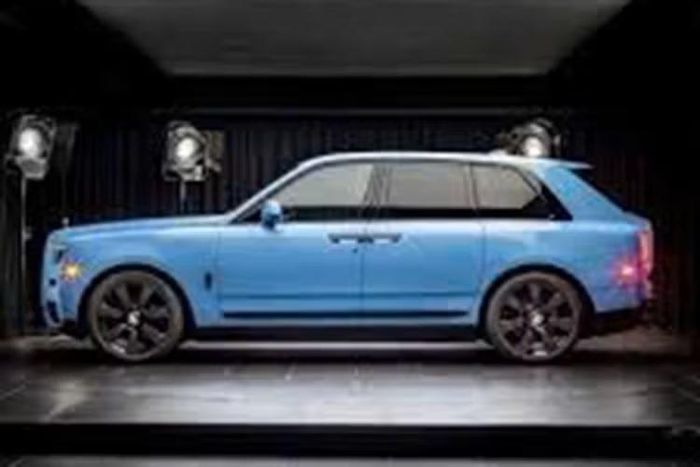 Hiện giá bán của chiếc Rolls-Royce Cullinan màu xanh Vân Lam tại thị trường Trung Quốc vẫn chưa được công bố. Trong khi đó, Rolls-Royce Cullinan tiêu chuẩn có giá từ 6,91-7,45 triệu Nhân dân tệ (khoảng 24,1-26 tỷ đồng).