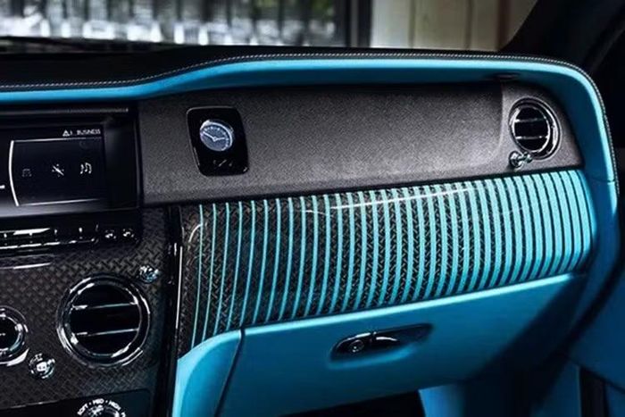 Bên trong Rolls-Royce Cullinan, các nhà thiết kế vẫn giữ lại nhiều nút bấm vật lý, tạo nên phong cách sang trọng cổ điển và tinh tế. Để nhấn mạnh chủ đề nghệ thuật dành riêng cho thị trường Trung Quốc, các họa tiết bích họa được tái hiện trên ghế ngồi thông qua kỹ thuật đục lỗ tinh xảo.