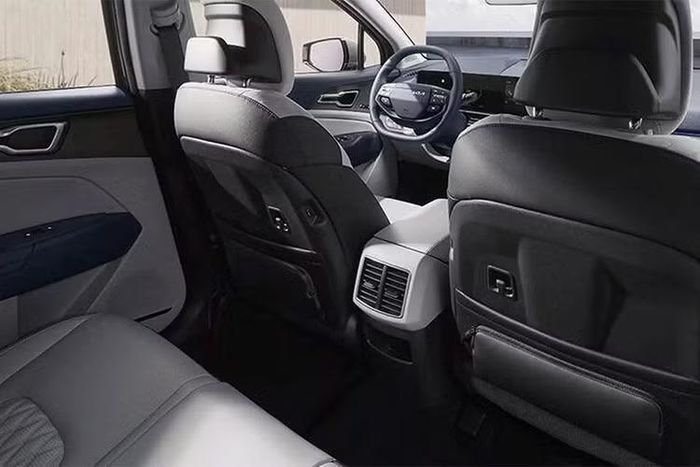 Vô lăng của xe được đổi sang loại 2 chấu vát đáy mới, tích hợp các phím chức năng. Ngoài ra, vô lăng còn có tính năng sưởi và cảm biến lực nắm nhằm cảnh báo khi người lái buông tay. Màn hình hiển thị thông tin kính lái HUD và khóa kỹ thuật số Kia Digital Key 2 cũng được trang bị cho Kia Sportage mới. Ghế của xe sẽ được bọc da thông thường ở bản thấp và bọc da pha da lộn ở bản X-Line.