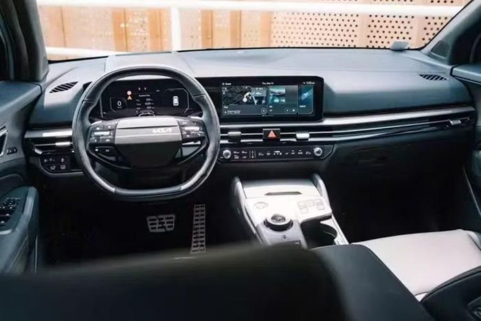 Bước vào bên trong mẫu SUV cỡ C này, người dùng sẽ được chào đón bằng không gian nội thất hiện đại hơn. Điểm nhấn của nội thất nằm ở màn hình cong đặt nổi trên mặt táp-lô, tích hợp bảng đồng hồ kỹ thuật số và màn hình cảm ứng trung tâm cùng có kích thước 12,3 inch. Tiếp đến là cửa gió điều hòa được thiết kế trải dài trên mặt táp-lô, tạo cảm giác rộng rãi cho nội thất.
