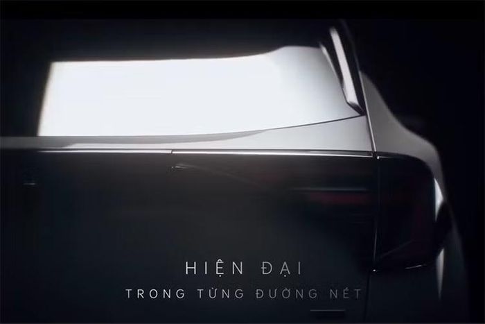 Theo quan sát, ngoại hình của Kia Sportage 2026 mới tạo sự tương đồng với các sản phẩm cùng thương hiệu như Seltos, Sorento và Carnival. Có thể thấy rõ điều này qua cụm đèn pha nằm dọc cỡ lớn cùng dải đèn LED định vị ban ngày và đèn hậu lấy cảm hứng từ bản đồ sao của xe.
