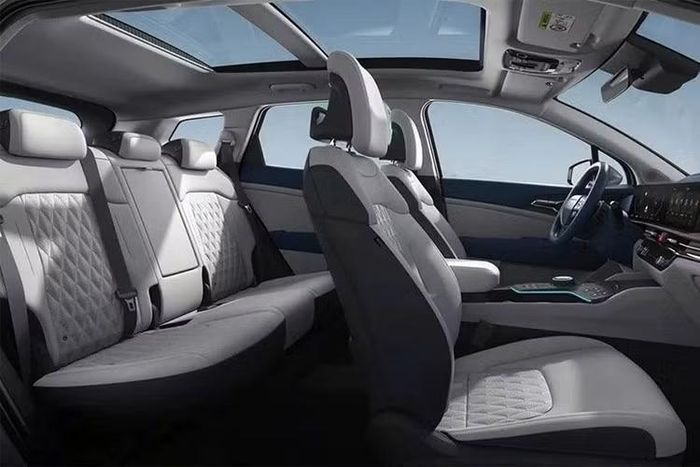 Hiện chưa có thông tin cụ thể về động cơ của Kia Sportage ở Việt Nam. Trong khi đó, tại thị trường nước ngoài, xe dùng động cơ xăng 4 xi-lanh, tăng áp, dung tích 1.6L, sản sinh công suất tối đa 180 mã lực và mô-men xoắn cực đại 265 Nm như cũ. Tuy nhiên, động cơ này giờ đây lại kết hợp với hộp số tự động 8 cấp mới thay cho loại tự động ly hợp kép 7 cấp cũ.