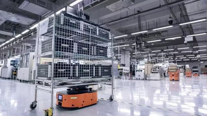 Không gian bên trong nhà máy khác hẳn hình dung về các xưởng sản xuất truyền thống khi robot di chuyển chính xác theo quỹ đạo cố định, hệ thống máy móc hoạt động gần như không phát ra tiếng ồn và môi trường được kiểm soát sạch sẽ như phòng thí nghiệm công nghệ cao.