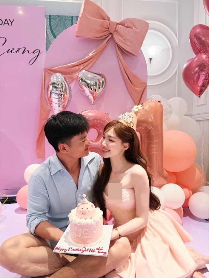 Đi cùng bộ ảnh là dòng chia sẻ đầy tình cảm của nữ ca sĩ: "Chúc mừng sinh nhật vợ chồng mình. Em chúc ông xã có thật nhiều sức khỏe, chúc gia đình mình mãi hạnh phúc bên nhau".