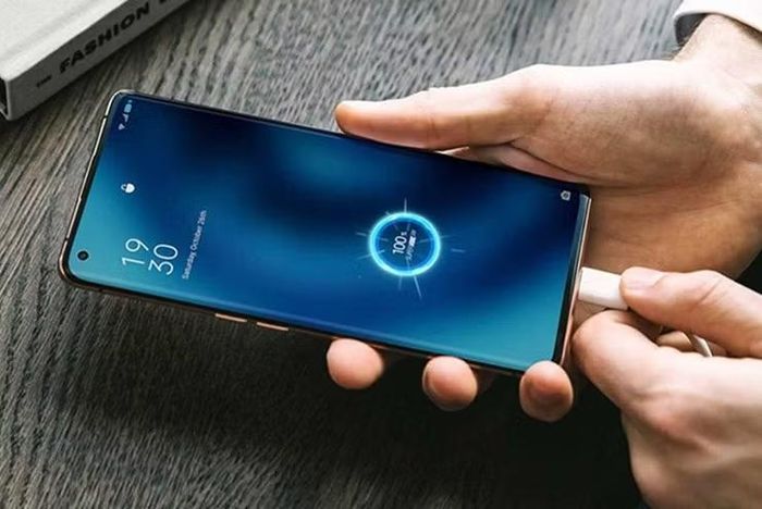 Để kéo dài tuổi thọ pin smartphone trong mùa hè, người dùng được khuyến nghị hạn chế vừa sạc vừa sử dụng, ưu tiên sạc ở nơi thoáng mát, tháo ốp khi máy quá nóng và duy trì dung lượng pin trong khoảng 20-80% thay vì liên tục sạc đầy 100%.