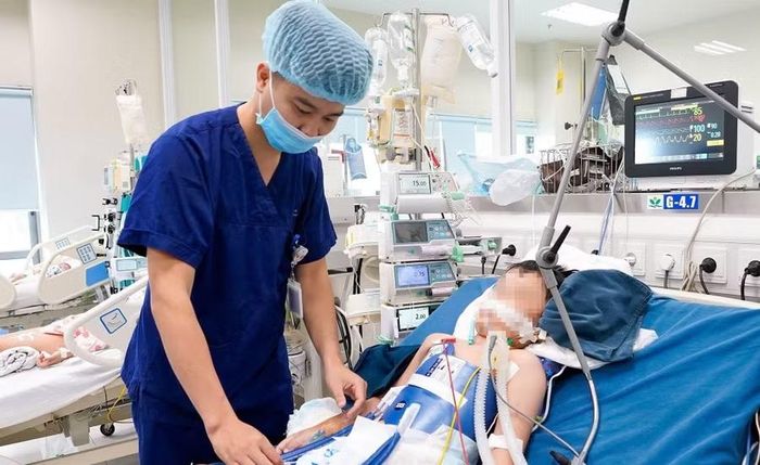 Một bệnh nhi bị đuối nước được điều trị tại Bệnh viện Nhi Trung ương. Ảnh: BVCC.