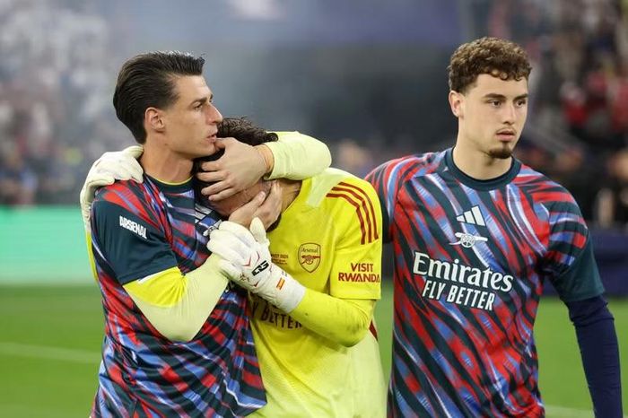 Các thành viên Arsenal động viên nhau sau thất bại cay đắng. “Pháo thủ” đã chơi đầy nỗ lực nhưng tiếp tục lỡ hẹn với chiếc Cup danh giá nhất châu Âu cấp CLB.