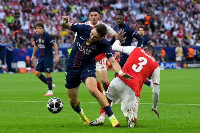 PSG không chấp nhận buông xuôi, đã gia tăng sức ép sau giờ nghỉ. Đội bóng thủ đô nước Pháp gỡ hòa 1-1 nhờ công tiền đạo Ousmane Dembele từ chấm phạt đền ở phút 64, đưa trận chung kết trở lại vạch xuất phát.